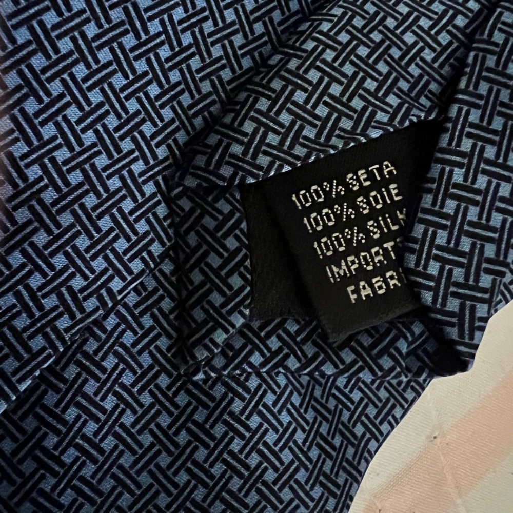 (3) Silk ties Egara, tongue tied, saks 5th Ave - Picture 6 of 6